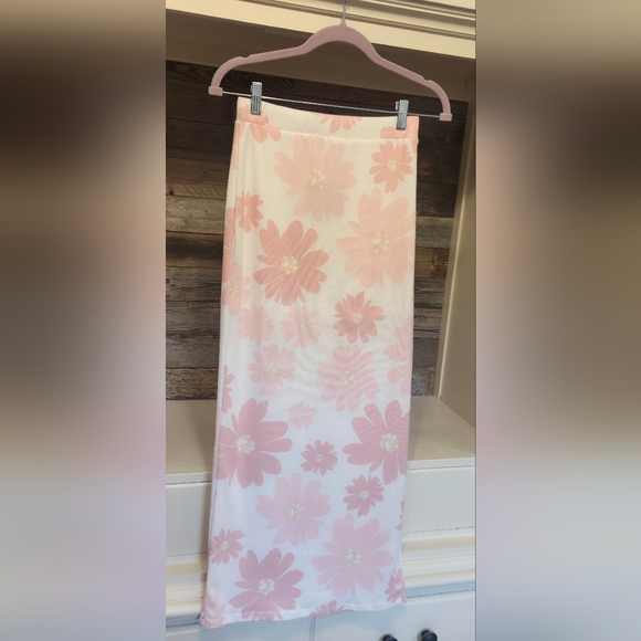 Le Lis Pink & White Floral Maxi Skirt With High Slit & Lining - Picture 9 of 13